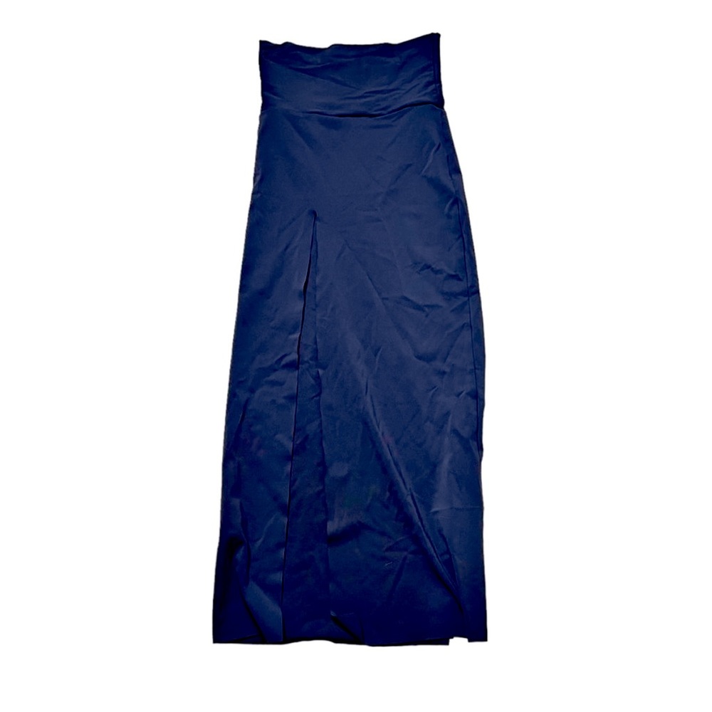 skims black swim skirt.
High
waisted with slit.
New with
tags. size small